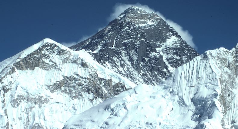 China delimitará frontera en la cima del Everest para evitar contagios de Covid-19
