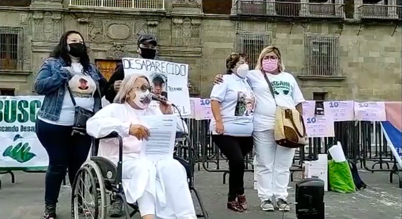 10 de mayo en el Zócalo: Mientras canta Eugenia León en la “mañanera”, madres de desaparecidos exigen justicia afuera de Palacio Nacional