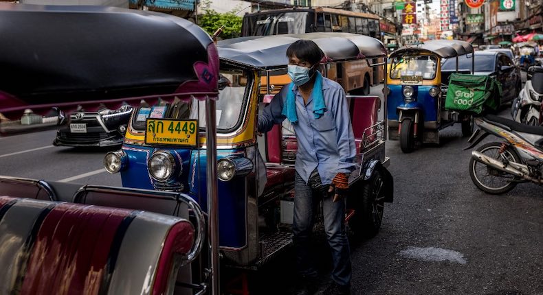 Ante la situación del Covid en India, hombre convierte su tuk-tuk en ambulancia