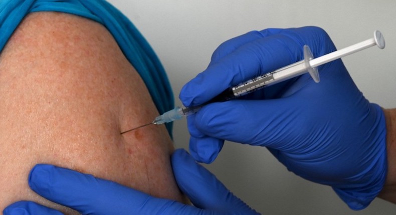¡No puede ser! Mujer recibe 6 dosis de vacuna Pfizer contra Covid-19 en Italia
