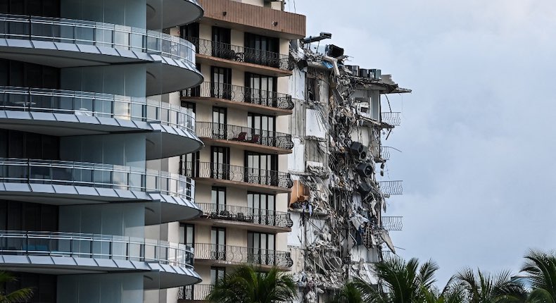 Edificio colapsa parcialmente en Miami, Florida; hay al menos un muerto