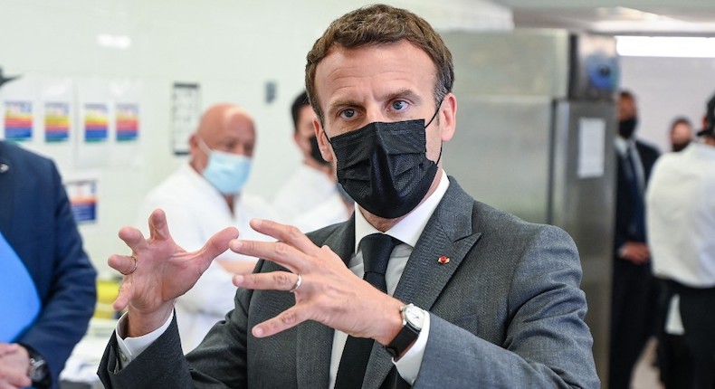 Hombre cachetea a Emmanuel Macron, presidente de Francia