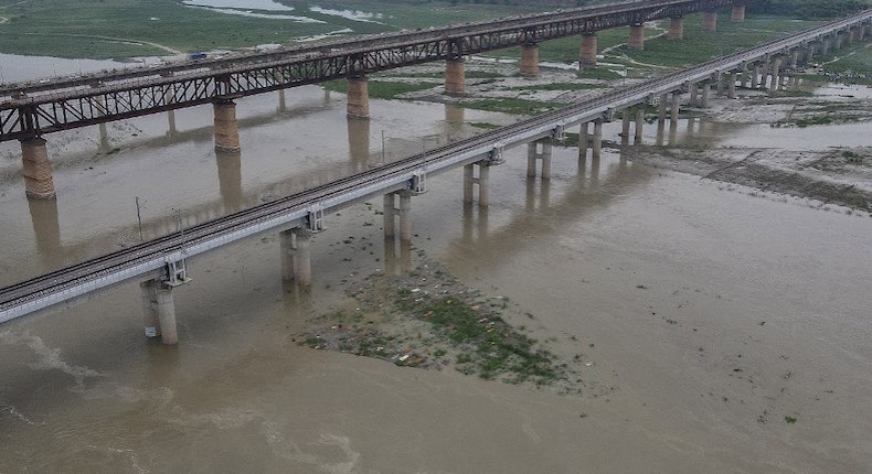 Tragedia en río Ganges por Covid: Llevan cuerpos de fallecidos al agua por saturación de cementerios