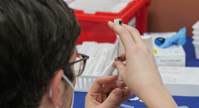 Nuevo «camino» para acabar con pandemia: Investigadores analizan eficacia de combinar vacunas contra Covid