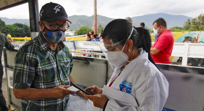 Con apps, las y los venezolanos buscan camas y oxígeno para pacientes con Covid-19
