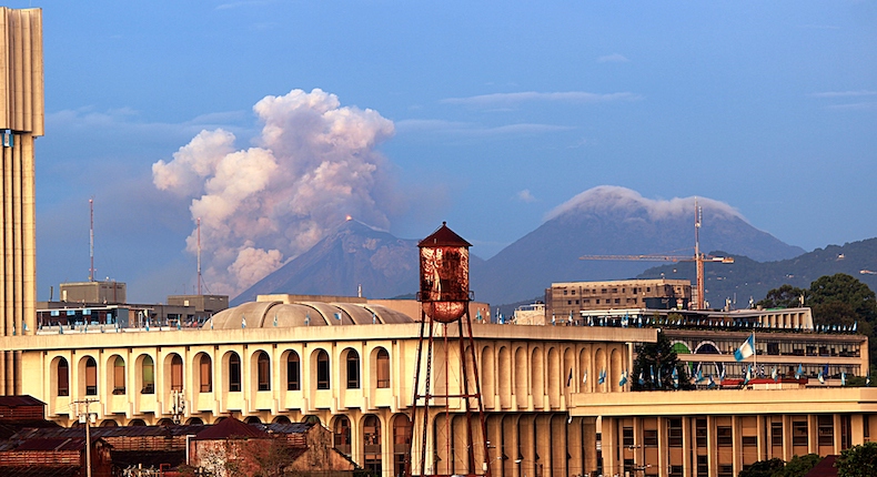 Ahora en América Latina: Entra en erupción el Volcán de Fuego de Guatemala