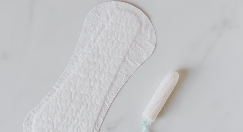 Tasa cero para toallas, tampones y copas menstruales: esto se propone en el Paquete Económico 2022