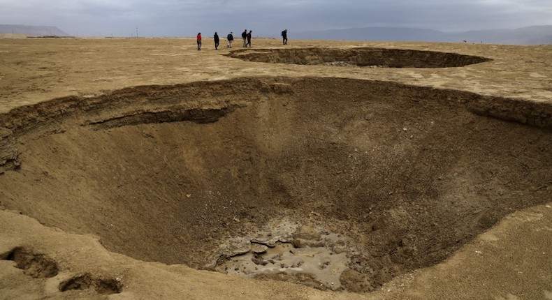 ¿Nos despedimos del mar Muerto? Se «encoge» y muestra extraños cráteres