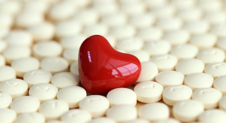 ¿Compras píldoras en internet? EU emite alerta porque podría correr peligro tu salud