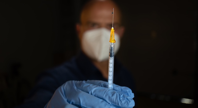 Viernes de locos: hombre en Italia intenta vacunarse contra Covid con brazo falso; no quería aplicarse la dosis