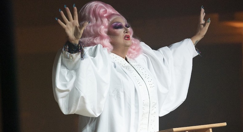 Pastor evangélico sale en televisión vestido como «drag queen» y es expulsado de su culto