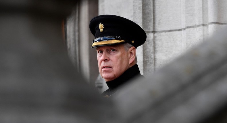 Príncipe Andrés, duque de York, renuncia a cargos honoríficos tras escándalo por agresión sexual