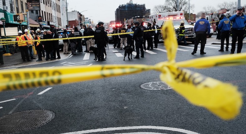 Reportan personas heridas tras disparos en Metro de Nueva York, a la altura de Brooklyn
