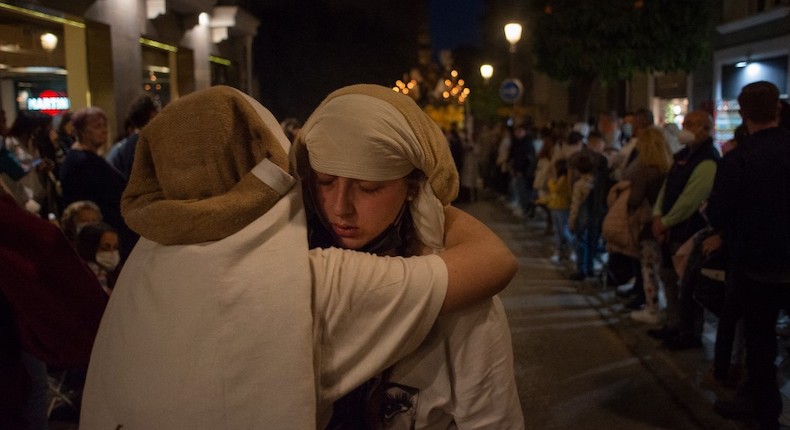 Mujeres «costaleras» en España: las encargadas de llevar a Cristo durante Semana Santa