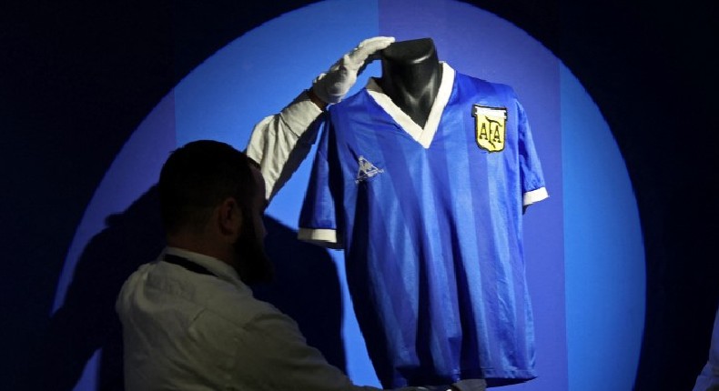 ¡Un récord absoluto! Mítica camiseta de Maradona se vende en casi 9.3 millones de dólares