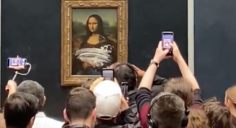 La «Mona Lisa» se «llena» de pastel: es atacada para protestar por el cambio climático