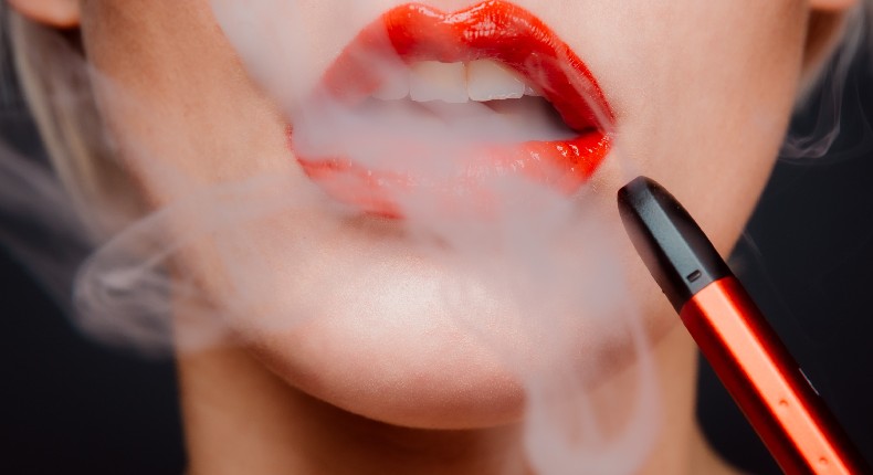 Ya no podrás echarte tu «cigarrito» en en el Zócalo: AMLO pone nuevas restricciones al consumo de tabaco y vapeadores