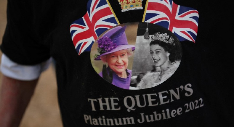 Aviones, cañonazos y militares: Así se ve el «jubileo platino» de la reina Isabel II en cifras