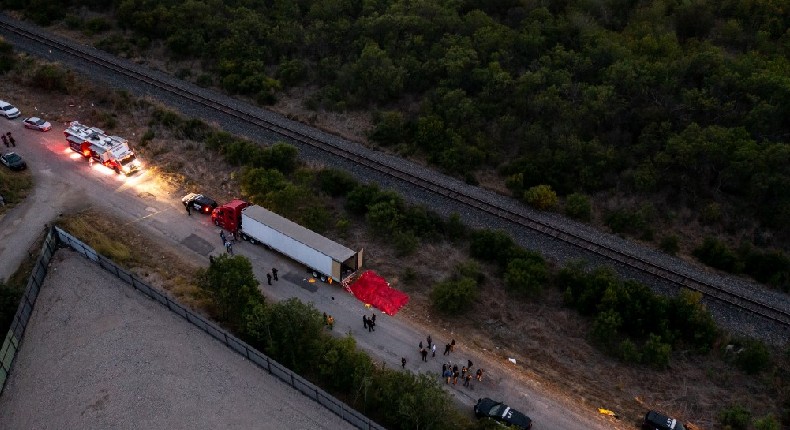 22 mexicanos entre los migrantes hallados muertos dentro de un tráiler en San Antonio