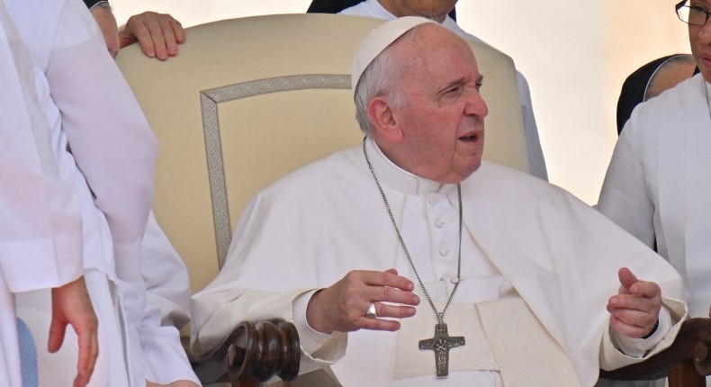El papa lamenta el asesinato de los sacerdotes jesuitas