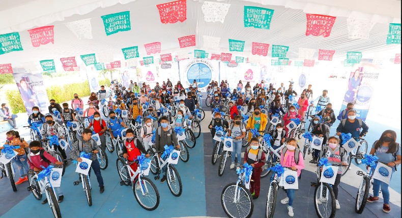 Niños de zonas rurales reciben bicicletas como medida para evitar la deserción escolar