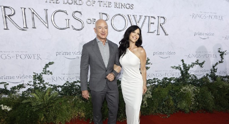 Jeff Bezos acudió al estreno de la precuela de «El Señor de los Anillos»