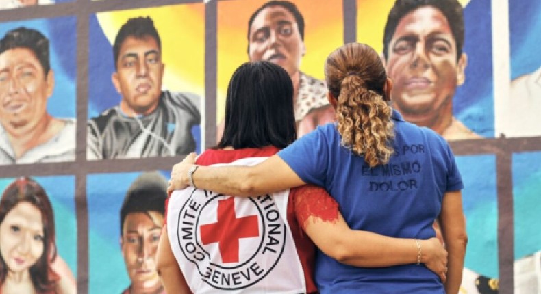 Cruz Roja rinde homenaje a las personas desaparecidas y exige justicia con «I still haven’t found what I am looking for»