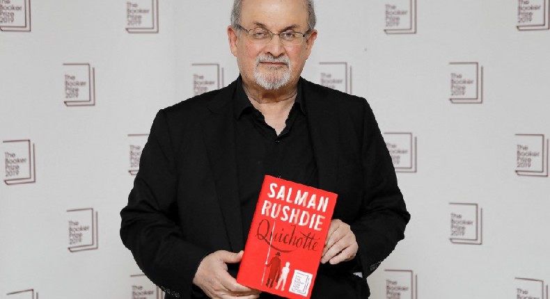 Salman Rushdie, escritor británico, fue apuñalado en el cuello; se desconoce su estado