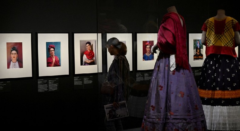 París inaugura exposición que revela la conexión entre Frida Kahlo y la moda