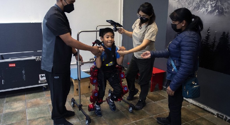 Niños con parálisis cerebral logra jugar gracias a un exoesqueleto