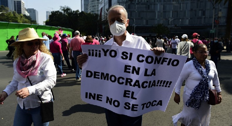 AMLO dice que marcha contra reforma del INE fue racista, clasista y corrupta