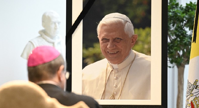Benedicto XVI, papa ultraconservador de una iglesia marcada por los escándalos