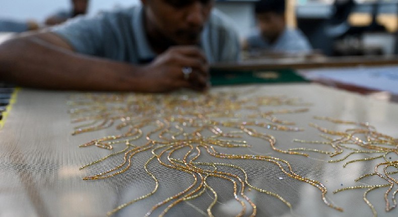 Así es la labor de los bordadores de la industria del lujo en Bombay