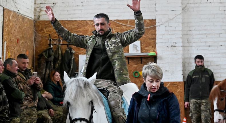 Hipoterapia: cómo soldados ucranianos se ayudan de caballos para descansar de la guerra