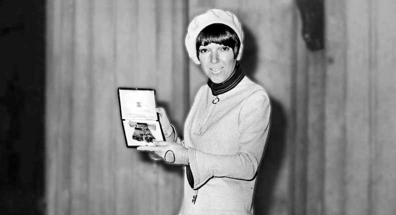 Quién fue Mary Quant, la diseñadora que popularizó la minifalda y revolucionó la moda