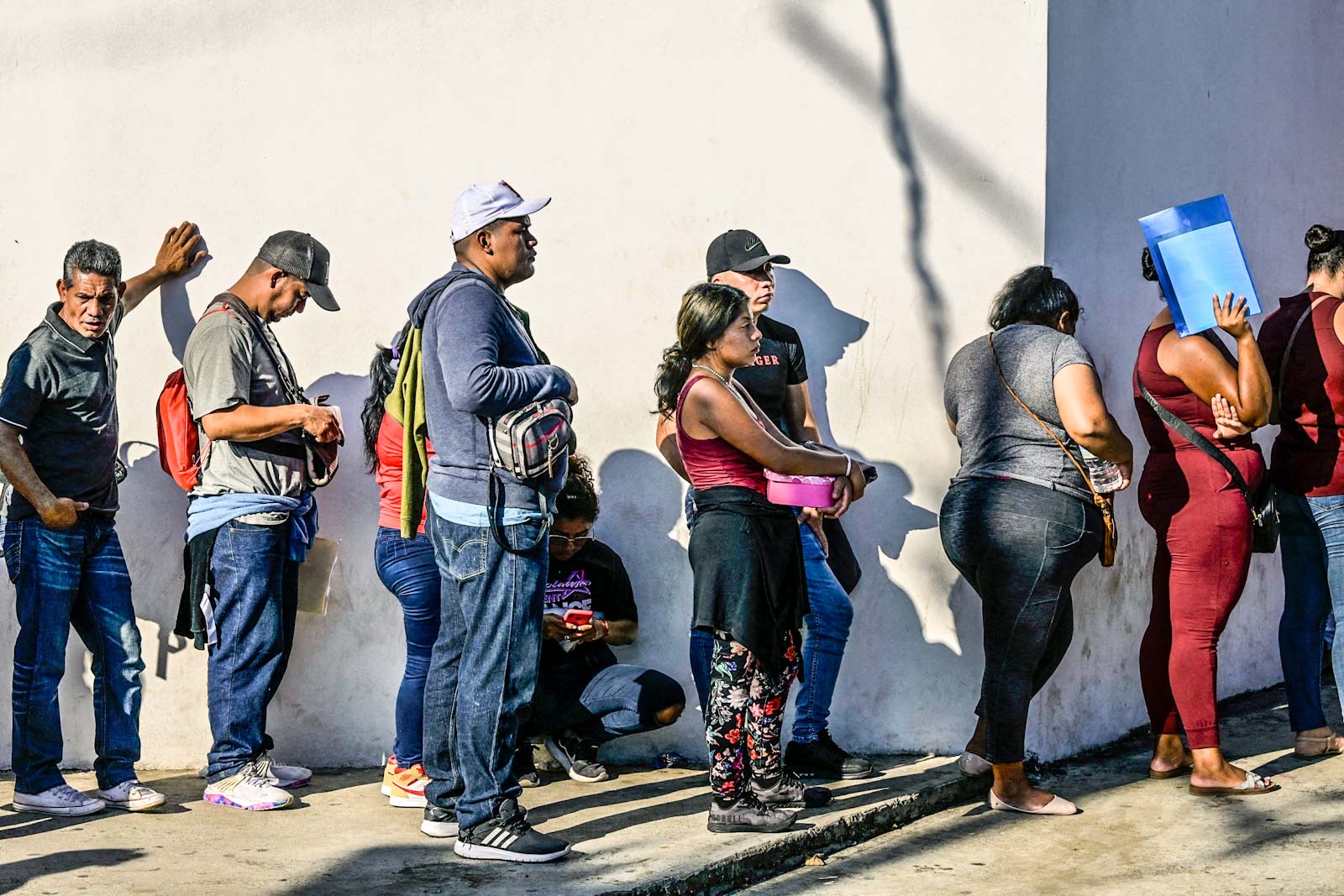 Entre el miedo y la incertidumbre: migrantes esperan regreso de Trump